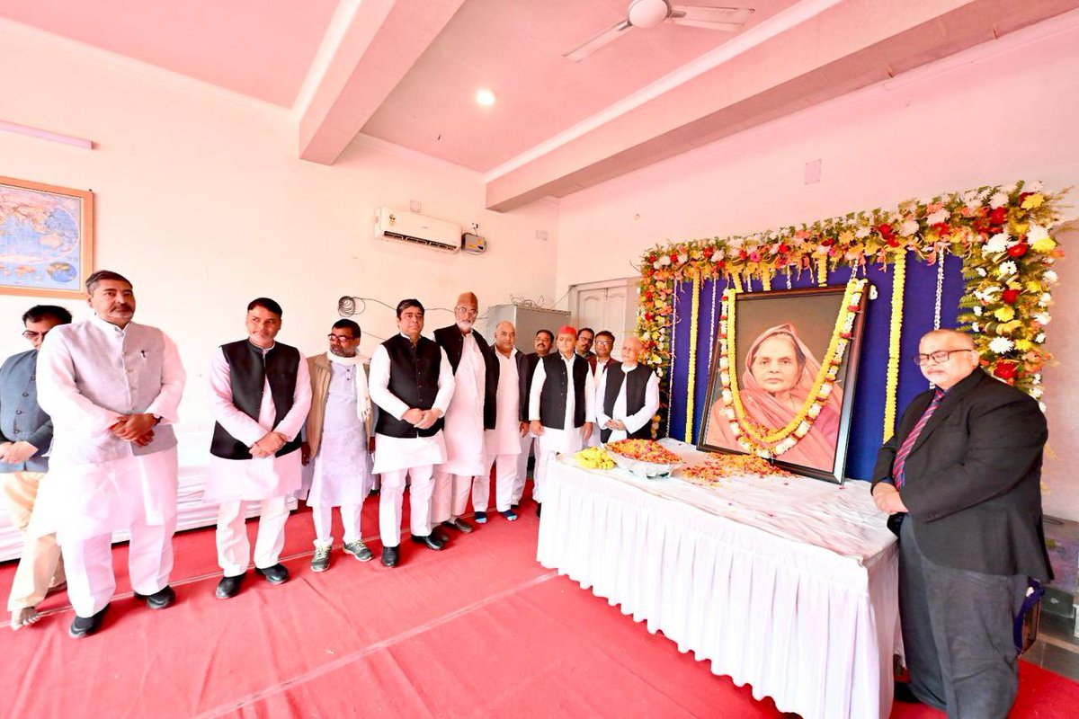 yadavakhilesh's tweet photo. वाराणसी के तुलसी घाट पर संकट मोचन मंदिर के महंत जी से सप्रेम भेंट-आशीर्वाद का सौभाग्य प्राप्त हुआ साथ ही अखाड़ा गोस्वामी तुलसीदास द्वारा प्रकाशित श्री रामचरितमानस जी की गुटका और इस वर्ष के नागनाथैया में सपरिवार आने का आमंत्रण भी। https://t.co/GQkQrWrLaV