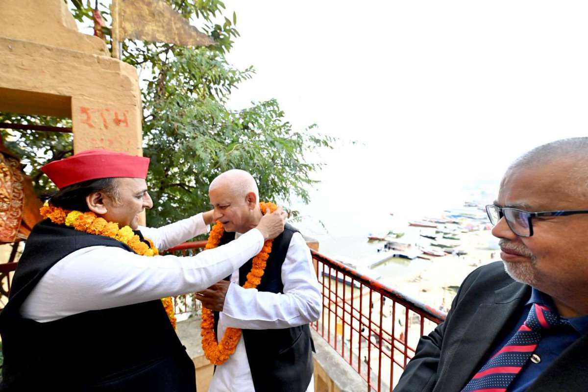 yadavakhilesh's tweet photo. वाराणसी के तुलसी घाट पर संकट मोचन मंदिर के महंत जी से सप्रेम भेंट-आशीर्वाद का सौभाग्य प्राप्त हुआ साथ ही अखाड़ा गोस्वामी तुलसीदास द्वारा प्रकाशित श्री रामचरितमानस जी की गुटका और इस वर्ष के नागनाथैया में सपरिवार आने का आमंत्रण भी। https://t.co/GQkQrWrLaV