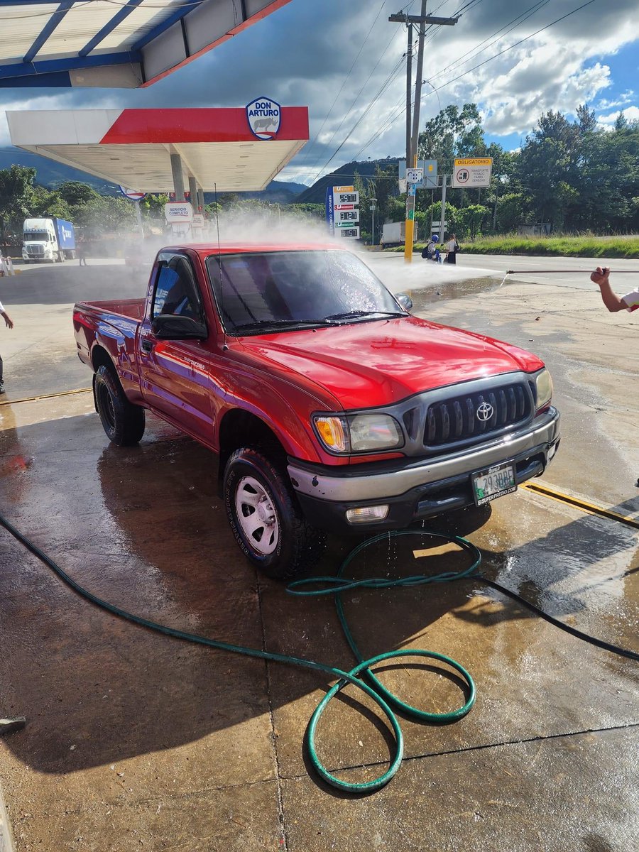 heidylop's tweet photo. TACOMA robado hoy en la madrugada en San José pinula. Por si alguien lo ve. 
Placa 293BBF https://t.co/rJmTU9uqik