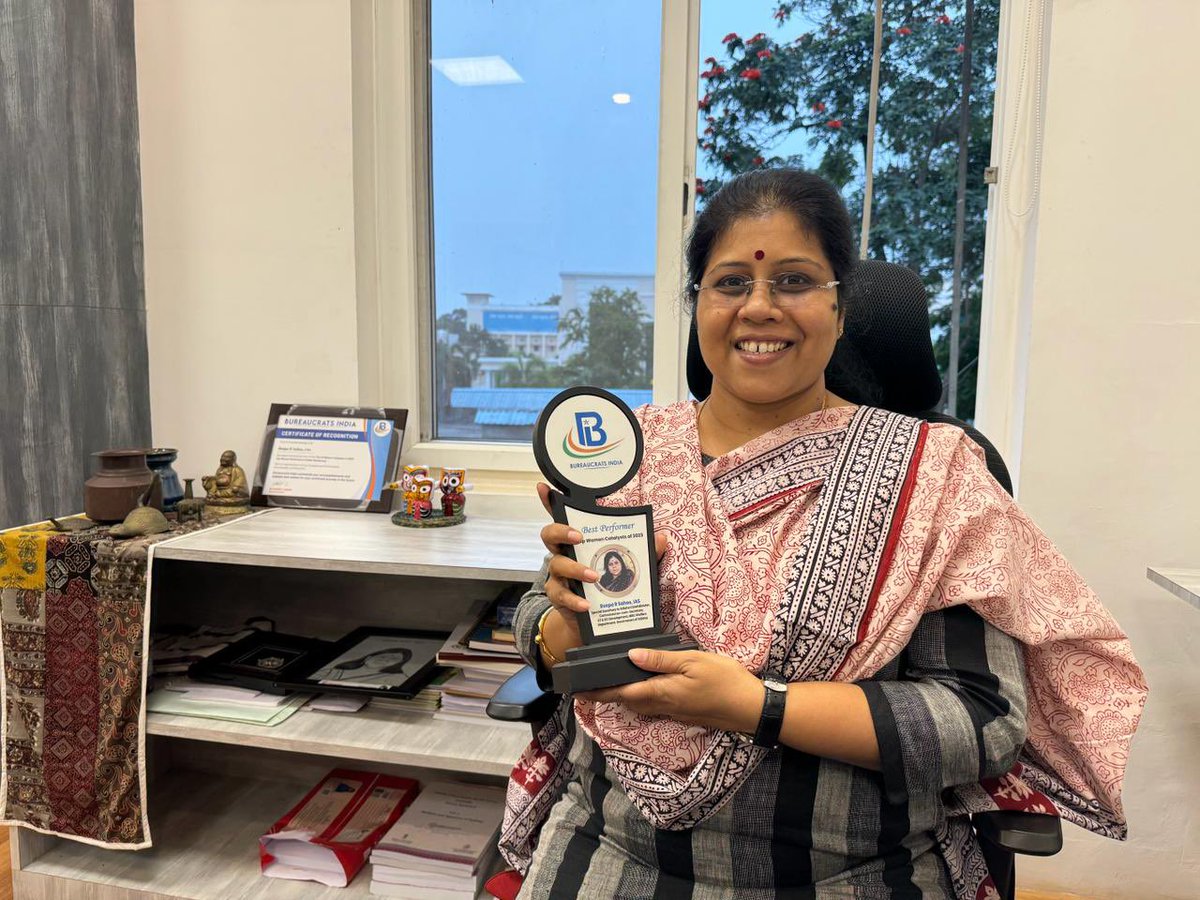 #BIAchievers2024

@roopars, Spcl Secy to the CM, Odisha, is leading community-centric development in the state.

We have listed her as one of 'The 23 Women Catalysts of 2023'. Today in Bhubaneshwar, our Editor-in-Chief Dr @navneetanand presented her with a trophy & certificate.