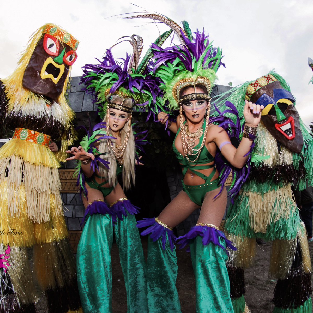 Immerse yourself in a mystical atmosphere where vines, moss, and weathered stones transport you to a forgotten era 🪨 🌿🦴🔥. Prepare to be captivated by the allure of ancient civilisations at the “Ancient Ruins” Stage as Cave Performers breathe life into this enigmatic setting…