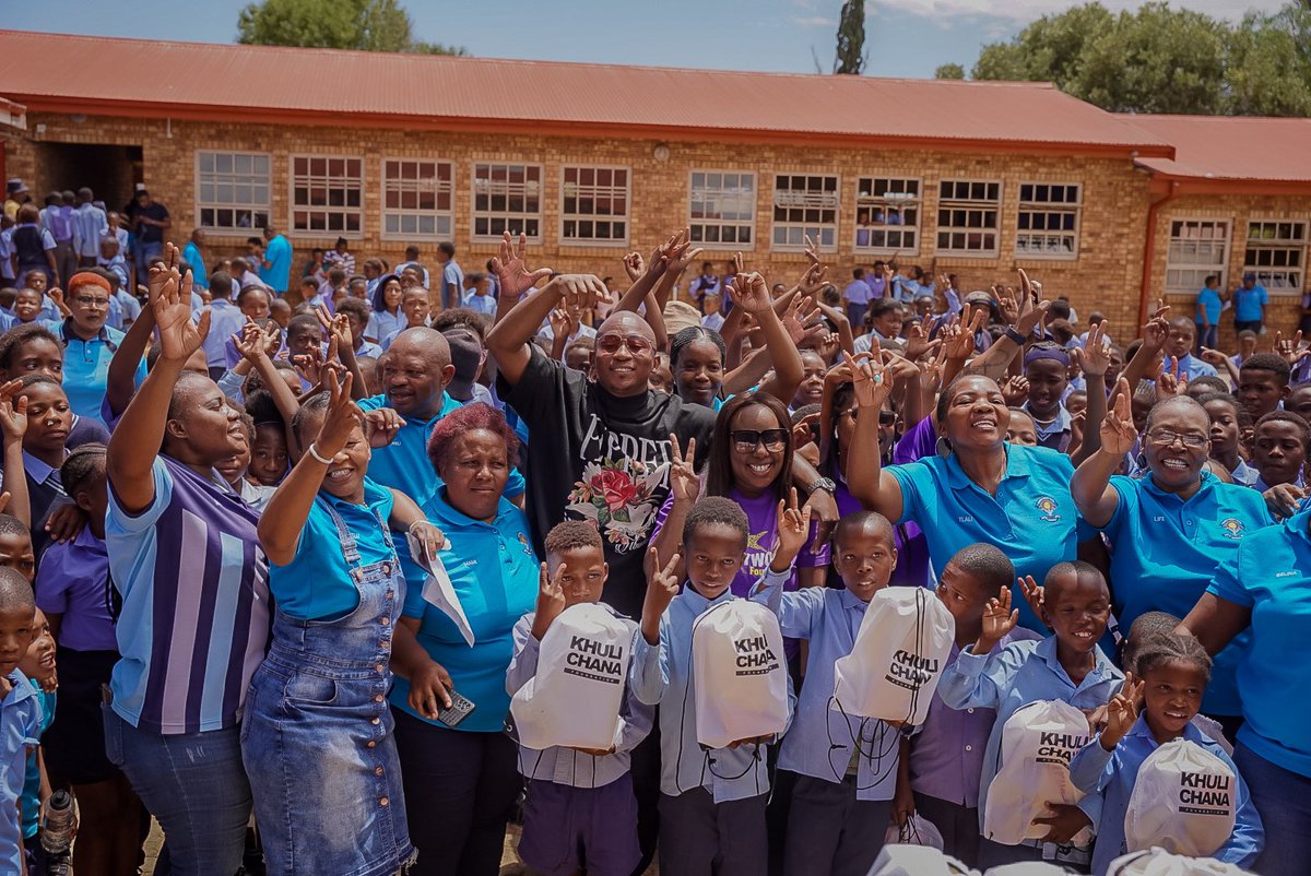 FoundationChana's tweet photo. 300/400 shoes have been donated by the @KhuliChana Foundation &amp; the @HWBFoundation 

We visited the following schools in Gauteng &amp; the North West province.

1. Hillside Primary School 

2. Kunana Primary School

3. Reahola Primary School https://t.co/UtneVD00Mb