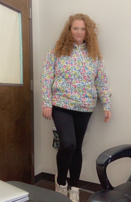 I am once again rocking the grandma&rsquo;s couch hoodie (I will give it back soon) https://t.co/9ODER1xye