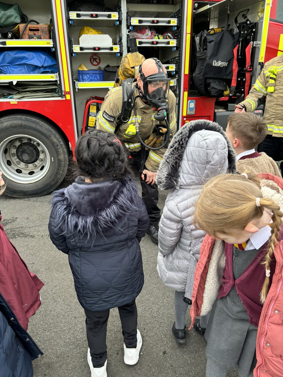 CardonaldPri's tweet image. Thank you to @fire_scot Pollok station for visiting our primary 1 and 2/1 children today. We loved finding out more about your job and how you help in the local community 😃