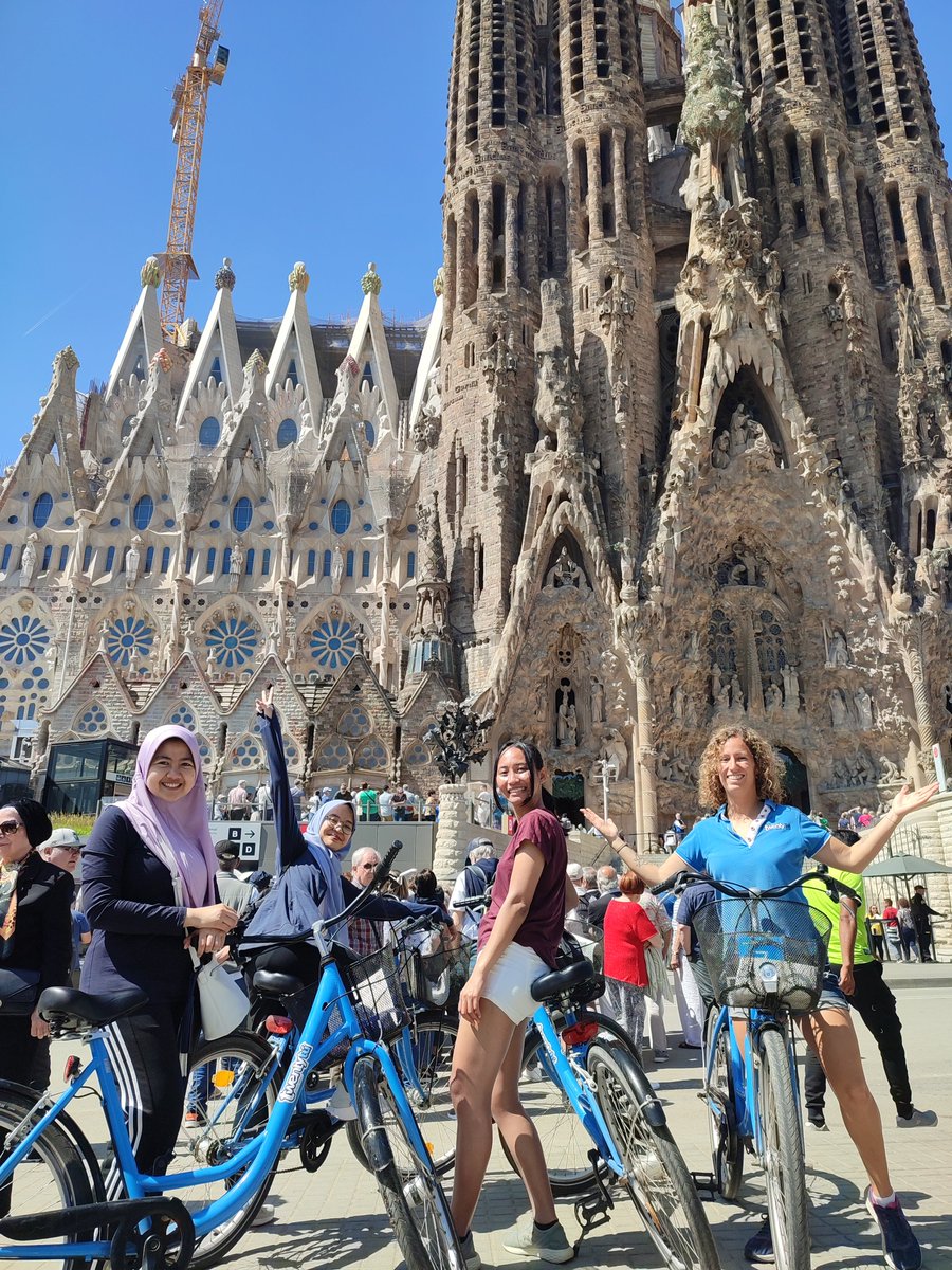 La forma más dinámica de conocer #Barcelona es en bicicleta, ¿te animas a nuestros #toursenbicicleta? Nuestra guía os mostrará los lugares más emblemáticos de la ciudad, las fotos y la diversión no faltarán 🏙️📷🚴‍♀️⠀⠀⠀⠀⠀⠀⠀⠀⠀
 #TwentytuHostel #HostelBarcelona