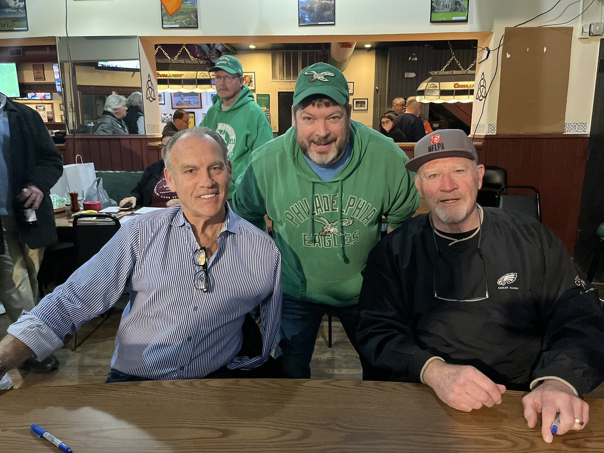 mjs80377's tweet photo. Thanks to @ThisFansView for hosting former @Eagles Center Gerry Feehery &amp; LB Kevin Reilly last night! Thanks to @carlscards @flyboys1974 @laurenh903 @svh8008 &amp; @JohnOBrien51902 #Hobby #Collect #Autographs #FlyEaglesFly https://t.co/A0Gx5EY54j