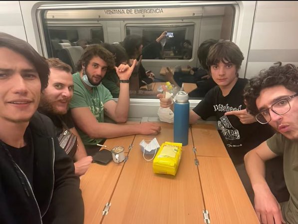 halbrandthinker's tweet photo. enzo sacando la foto JAJAJAJAJA increíble https://t.co/J0oIWwvMw0