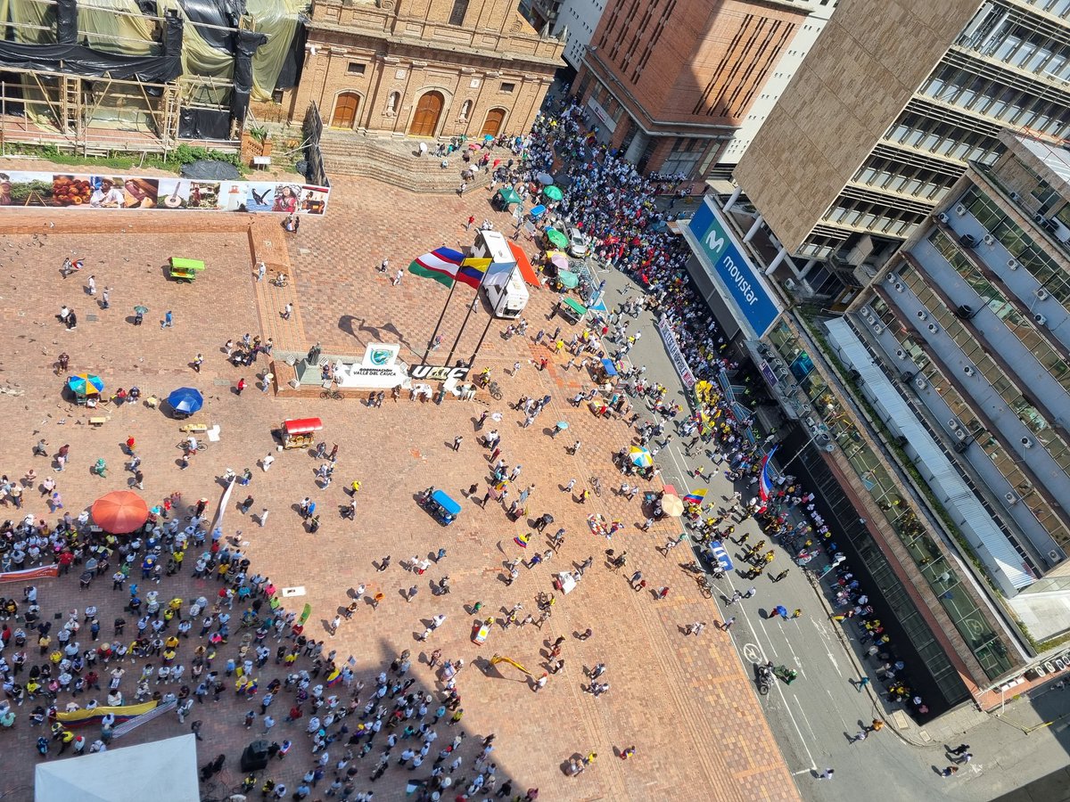 paitojimenez28's tweet photo. Estos son los que en Cali no les gusta la Constitución, la Ley, el Orden... quienes no respetan la separación de poderes, nuestras altas Cortes y nuestras Instituciones... https://t.co/zG4sZJmudL