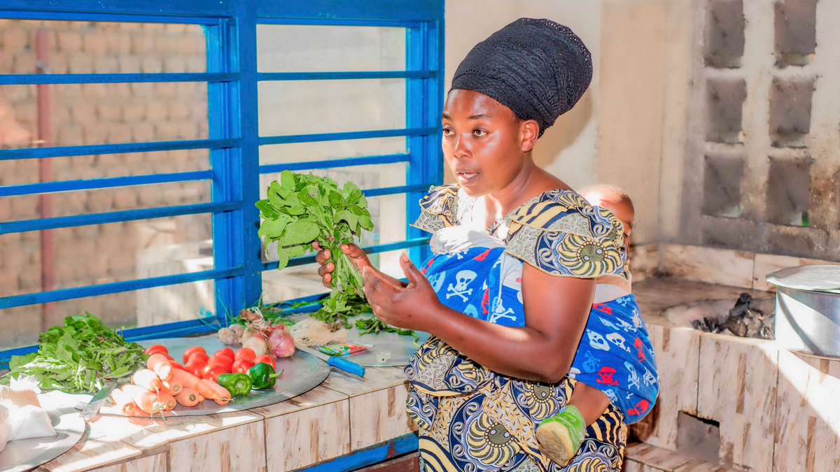 SightandLife's tweet photo. This week, the #NICEproject organized cooking demonstrations in @RubavuDistrict and @RusiziDistrict 🇷🇼 to teach mothers how to prepare tasty and nutritious meals, focusing on children under 5.
Porridge🥣 mixed with #eggs🥚 was a favorite among many mothers. ❤️
We'll include this week's lessons in a booklet for the community, offering practical food advice for nutritious and flavorful family meals, especially for young children. 🧒🏾🍅👧🏾
#NiceNutrition #Nutrition4All #Agroecology #UrbanNutrition