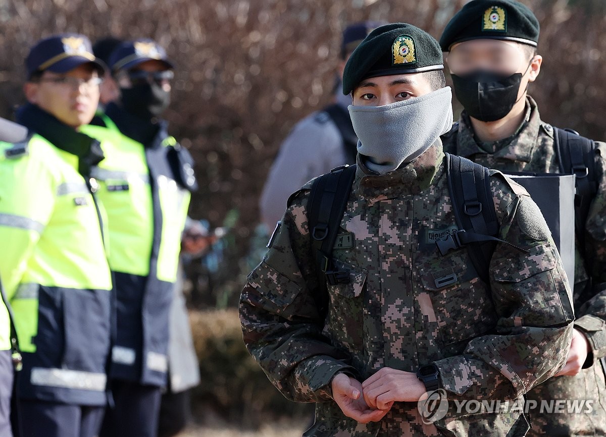 JK95_97TH's tweet photo. BTS' Kim Taehyung spotted at Chuncheon Station to join the 2nd Military Police Corps https://t.co/oWpTkbTpnn