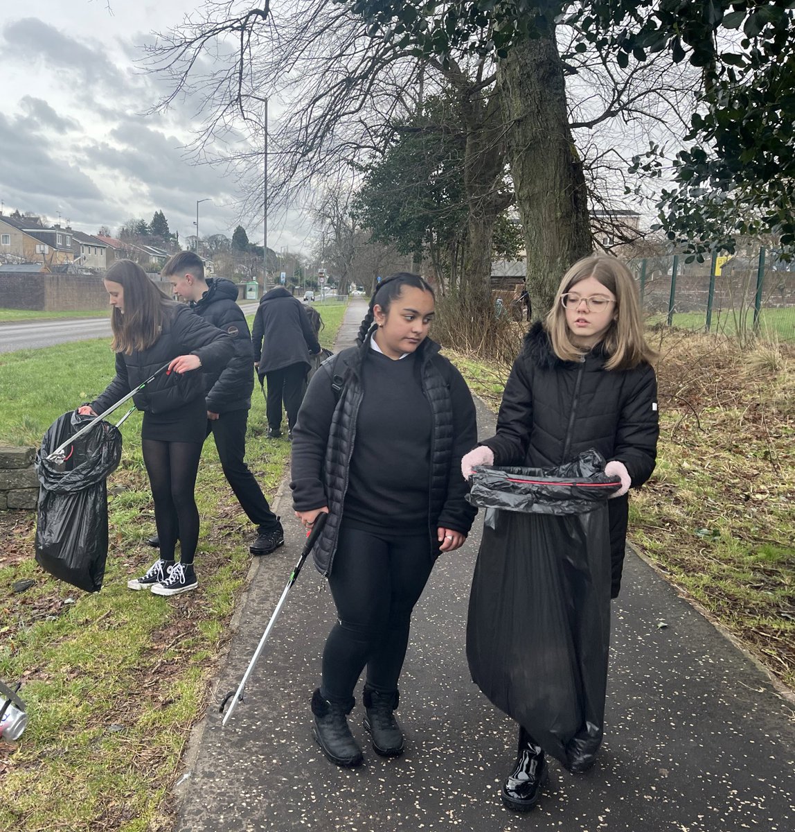 A big well done to our @FalkirkHigh pupils for doing a litter pick around the community today! 💪🏼 They managed to fill around 5 black bags with rubbish! Fantastic work!! #effectivecontributors #wearesupportive #article29