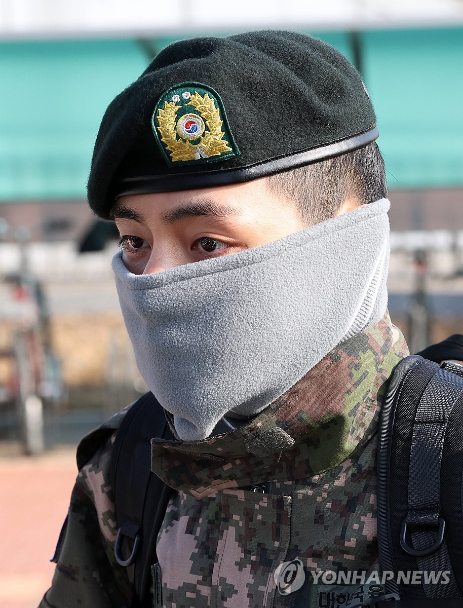 JK95_97TH's tweet photo. BTS' Kim Taehyung spotted at Chuncheon Station to join the 2nd Military Police Corps https://t.co/9HicjfTHFd