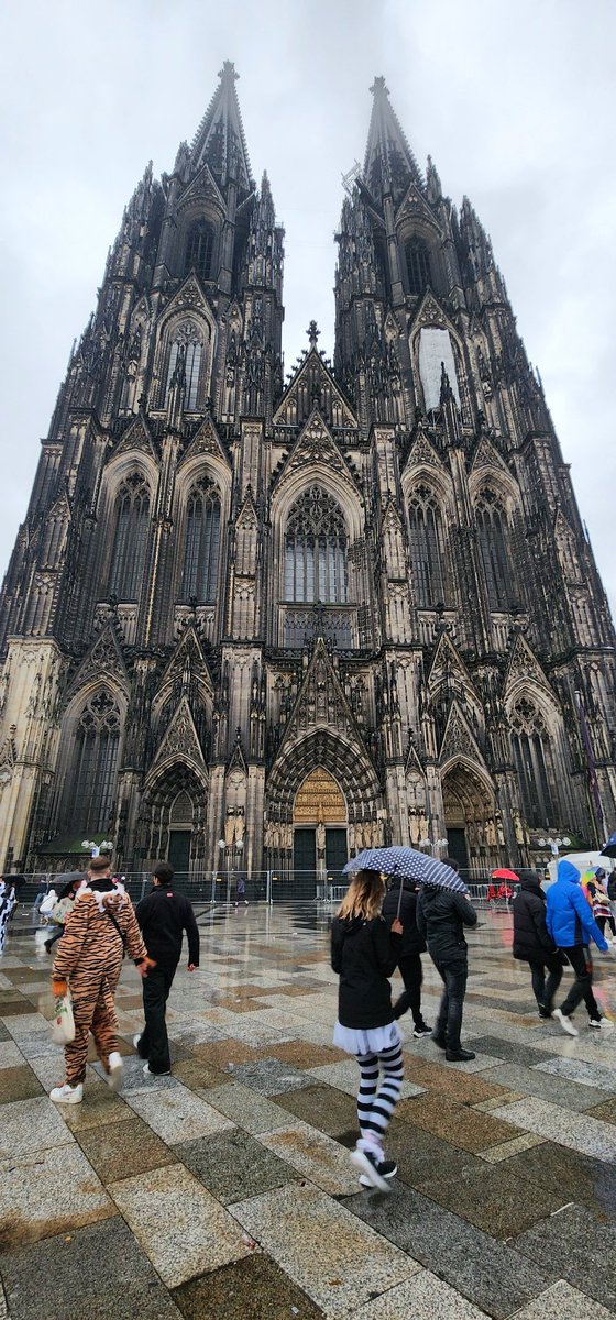 kclepley's tweet photo. My schedule says I should be in Honolulu, but the vibe is telling me I'm not.  

#koln #Karneval2024 #notHonolulu
#nobikinitoday https://t.co/a7MYycoBQO