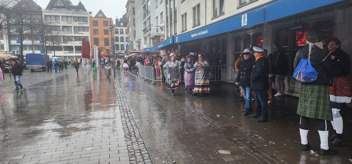 kclepley's tweet photo. My schedule says I should be in Honolulu, but the vibe is telling me I'm not.  

#koln #Karneval2024 #notHonolulu
#nobikinitoday https://t.co/a7MYycoBQO