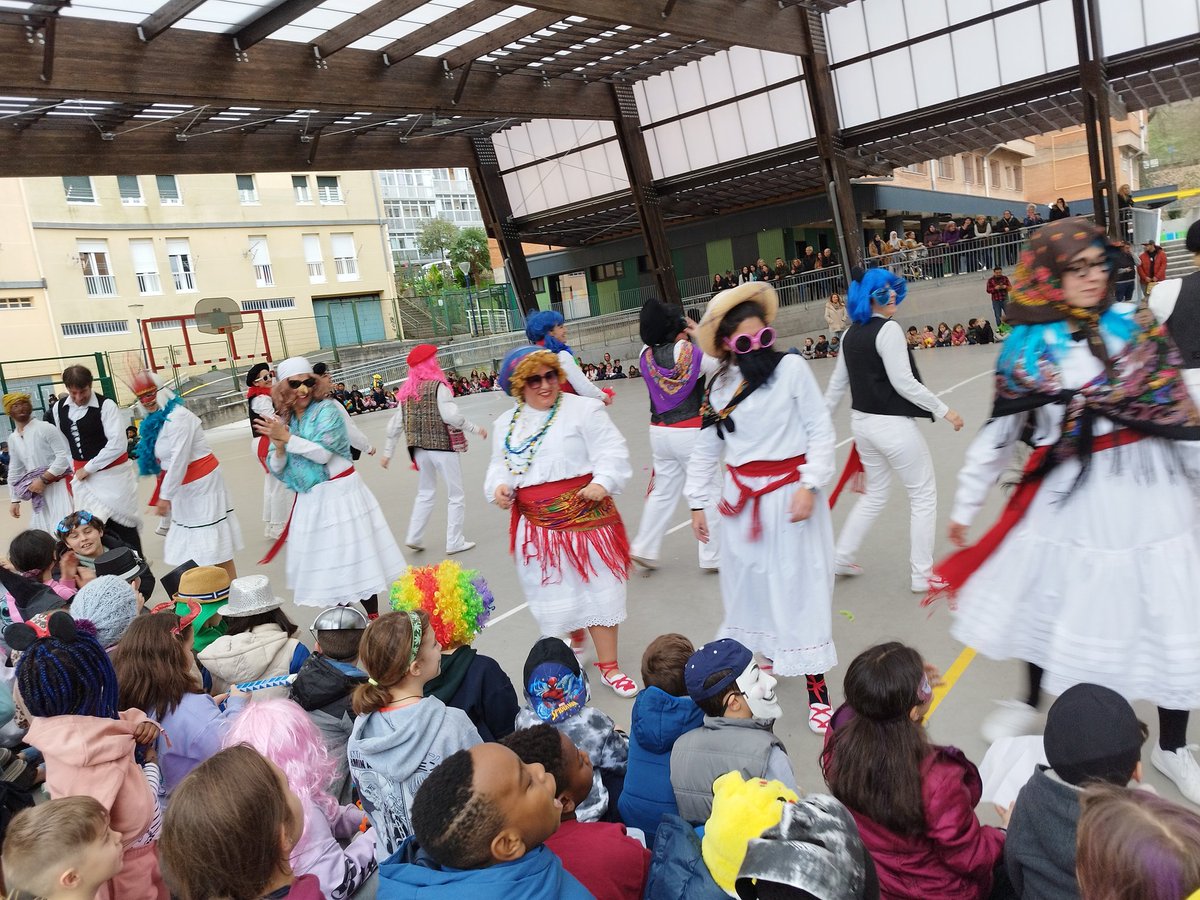 Koldo Mitxelenan 2024ko inauteriei hasiera eman diegu Markolan udal txistularien laguntzarekin Azeri Dantza dantzatuz.
Zorionak! Bikain aritu zarete!🎭
#koldomitxelenaikastetxea #errenteria #azeridantza