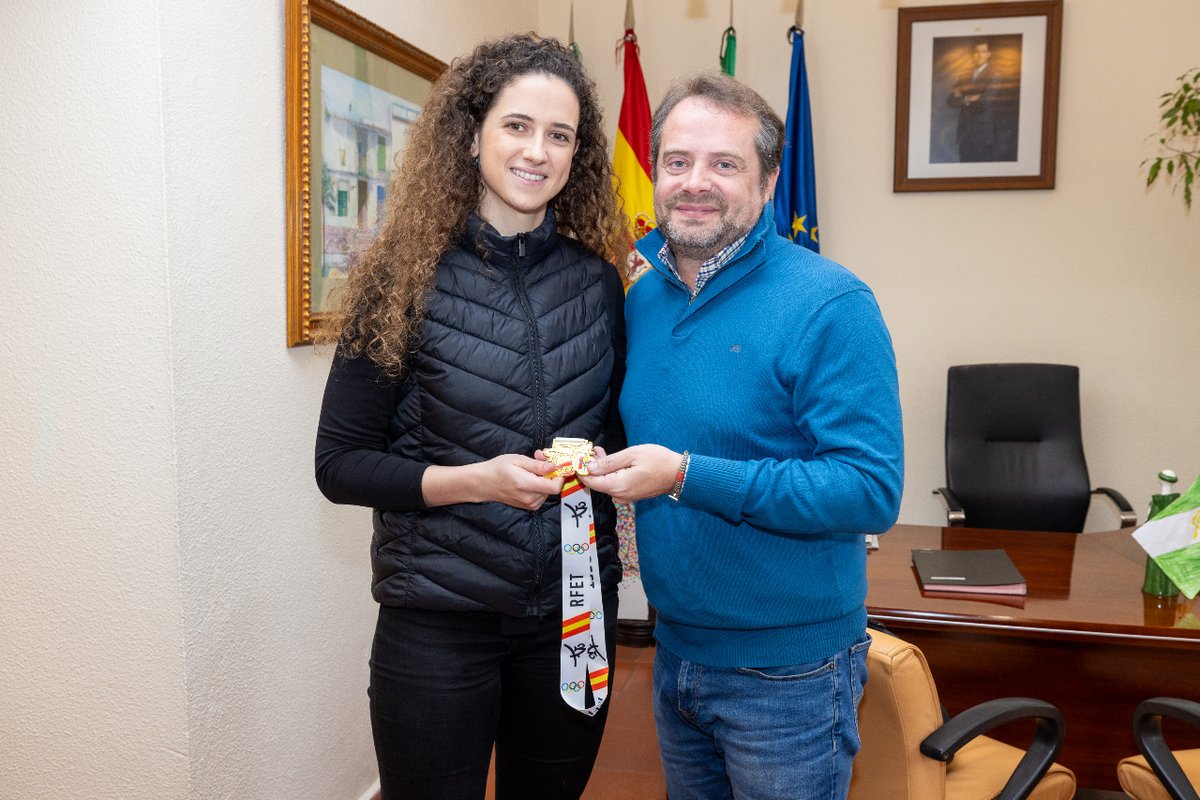 AntonioConde_M's tweet photo. Hoy he estado con Belén Morán, que ha conquistado el Campeonato de España Absoluto de Taekwondo en -73kg, clasificándose para el Campeonato de Europa que se celebrará en Belgrado.

Es todo un ejemplo de esfuerzo y logros 💪 Enhorabuena, sabemos que saldrás victoriosa en Serbia 👏 https://t.co/5pBIcM2q0B