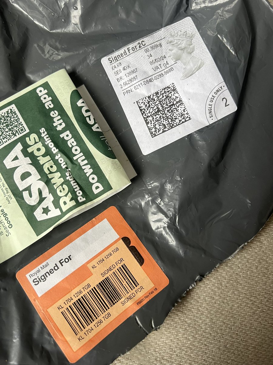 SSPlanetEarth's tweet photo. @RoyalMailHelp @RoyalMail I have just had a signed for package dumped on my doorstep by this driver. I keep getting mail stolen because of this and have no recourse as post man has lied and said someone signed. Please investigate https://t.co/89j3O1oBCd