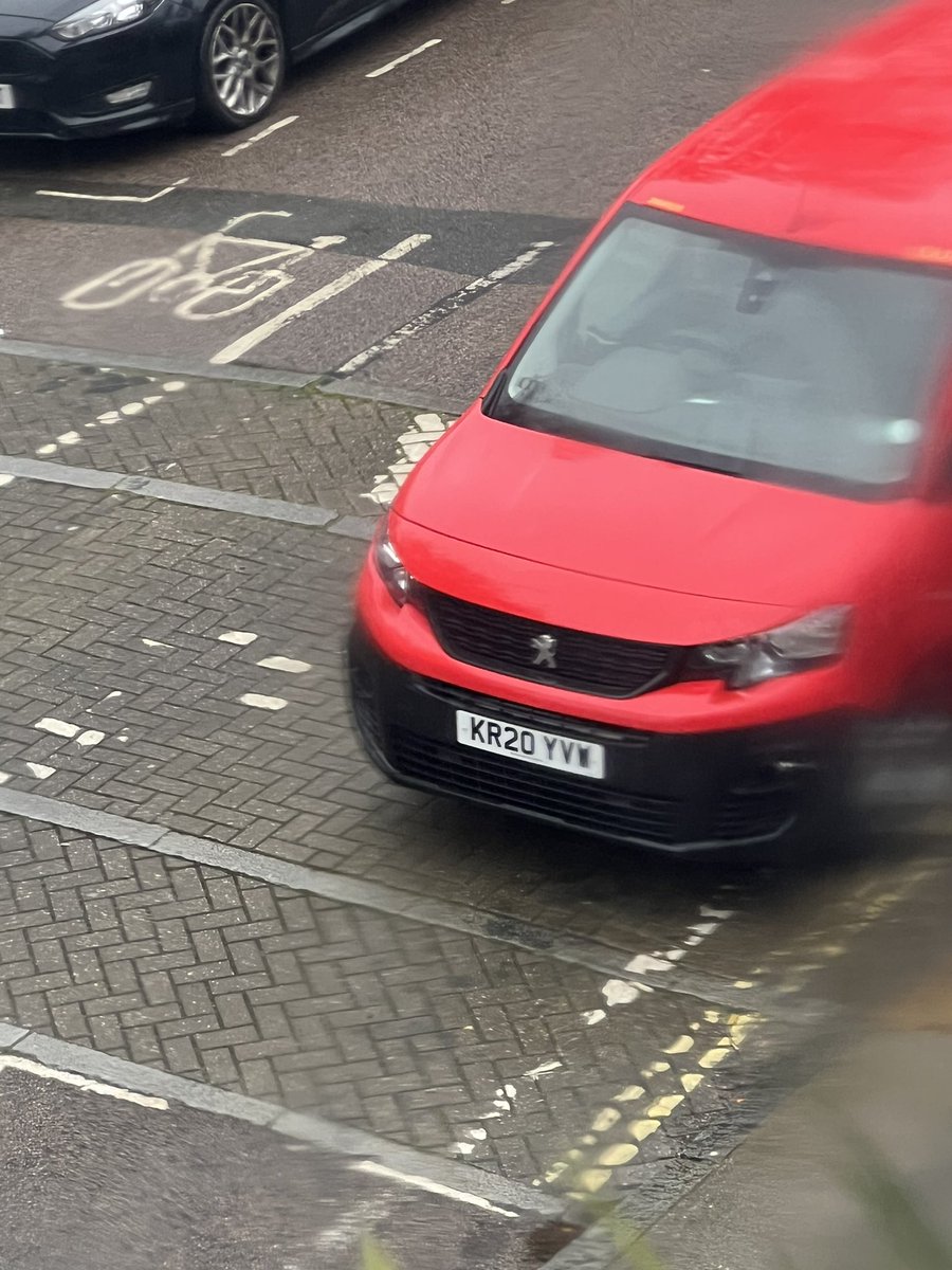 SSPlanetEarth's tweet photo. @RoyalMailHelp @RoyalMail I have just had a signed for package dumped on my doorstep by this driver. I keep getting mail stolen because of this and have no recourse as post man has lied and said someone signed. Please investigate https://t.co/89j3O1oBCd