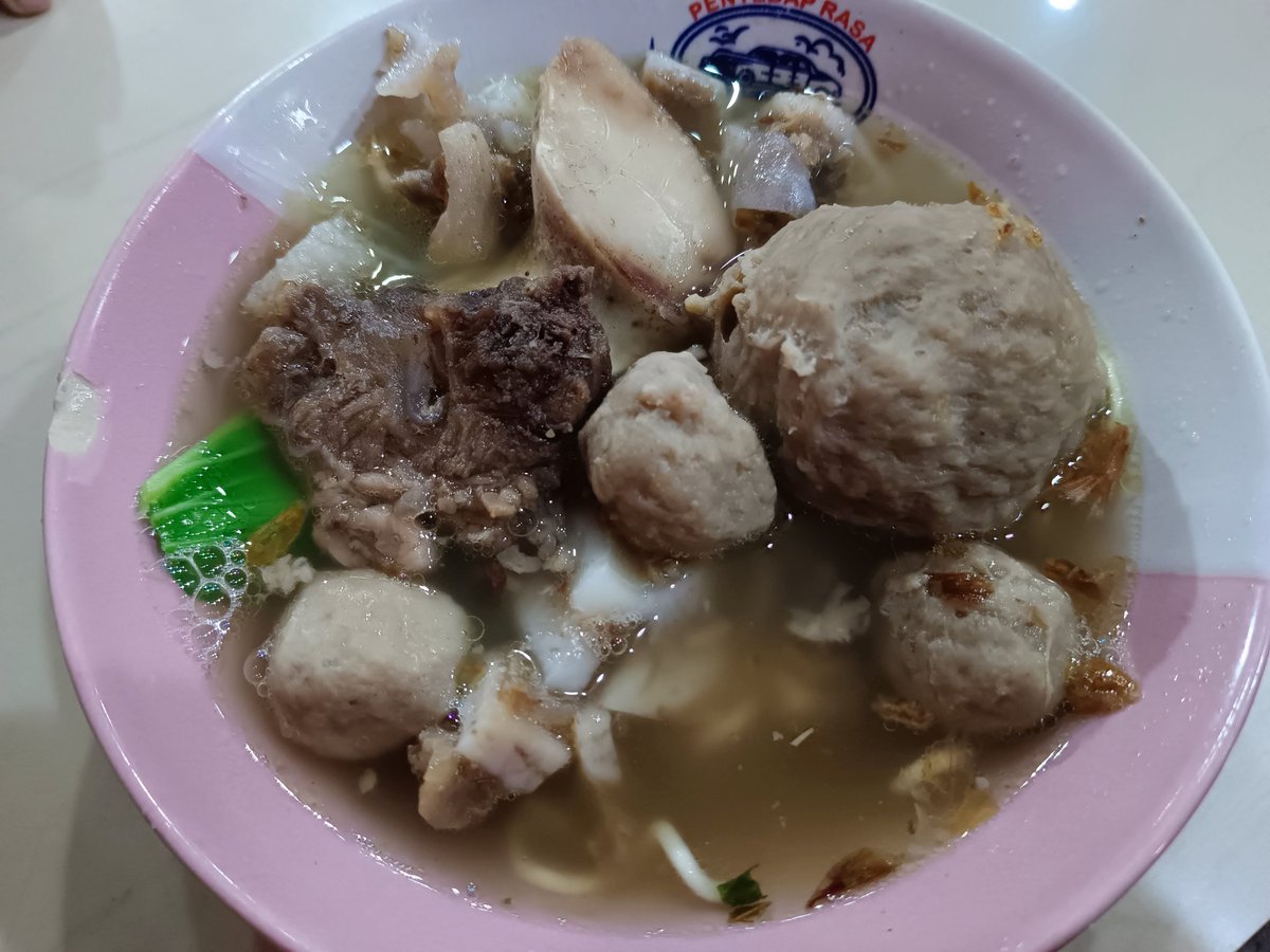 adq's tweet photo. Bakso Halus, Mie Ayam, Bakso Halus + Mie, Bakso Daging Tulang Rangu @ Bakso Bunderan Ciomas, Bogor, Jawa Barat https://t.co/n1ktOPmgkI