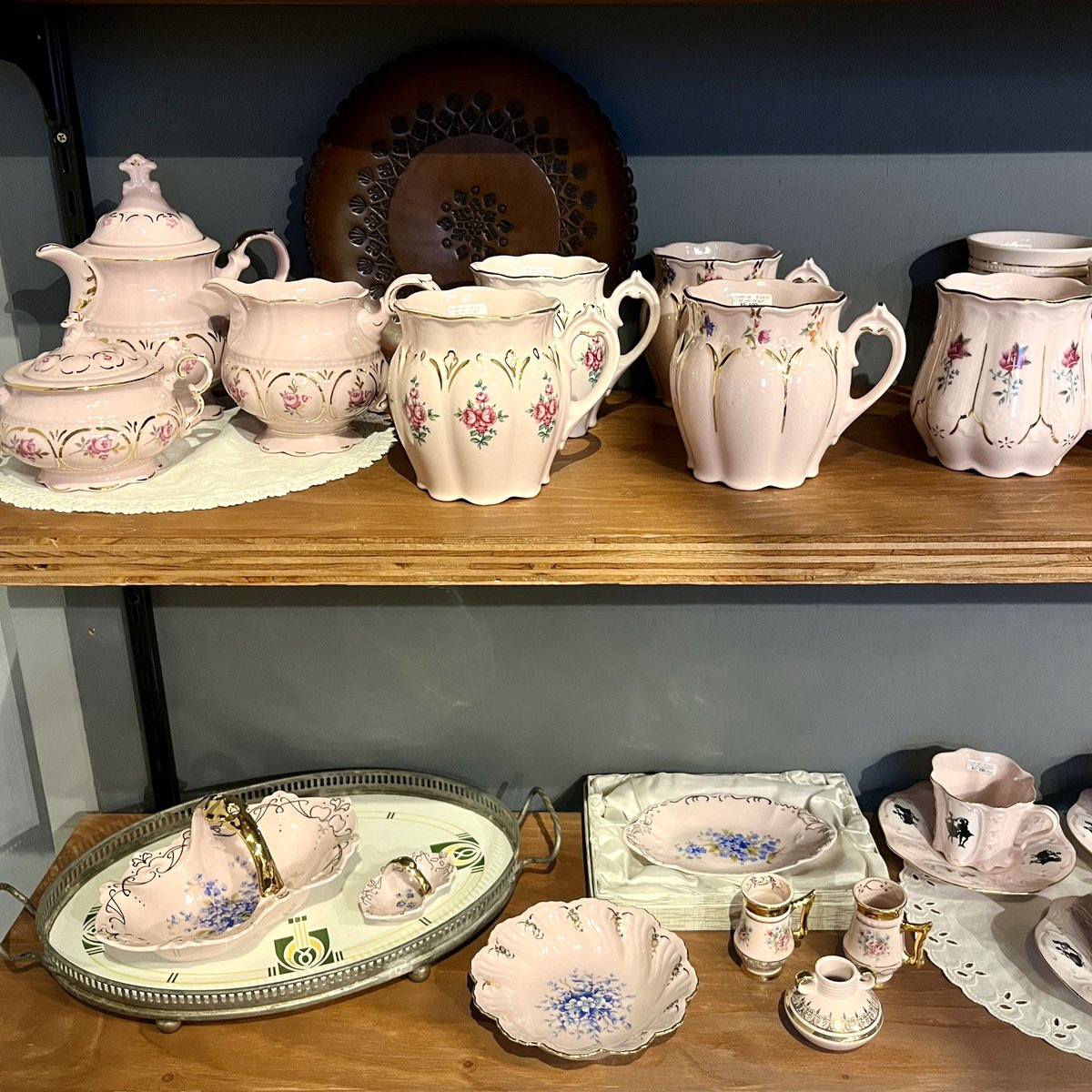 凝った形と可愛いピンク色が魅力的なピンクポーセリン、チェコ西部の町