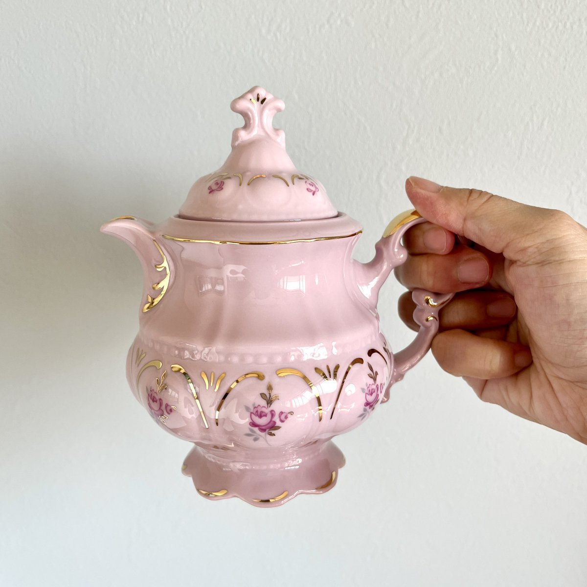 凝った形と可愛いピンク色が魅力的なピンクポーセリン、チェコ西部の町