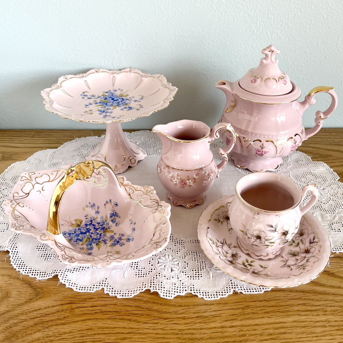 凝った形と可愛いピンク色が魅力的なピンクポーセリン、チェコ西部の町