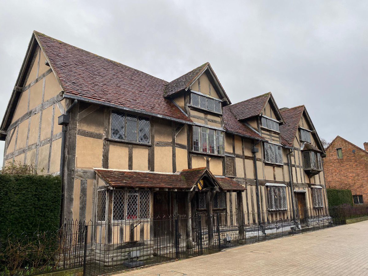 Arrived safely &amp; hit the ground walking with tour of Stratford-upon-Avon <a href="/StratfordWalks/">Stratford Town Walk</a> 🚶‍♀️🚶‍♂️🚶❤️Shakespeare’s house. What’s the chances? Bumped into Shylock (Tracy-Ann Oberman) before <a href="/TheRSC/">The RSC</a> pm performance of The Merchant of Venice <a href="/TracyAnneO/">Tracy O</a> 🙌🎭🙌