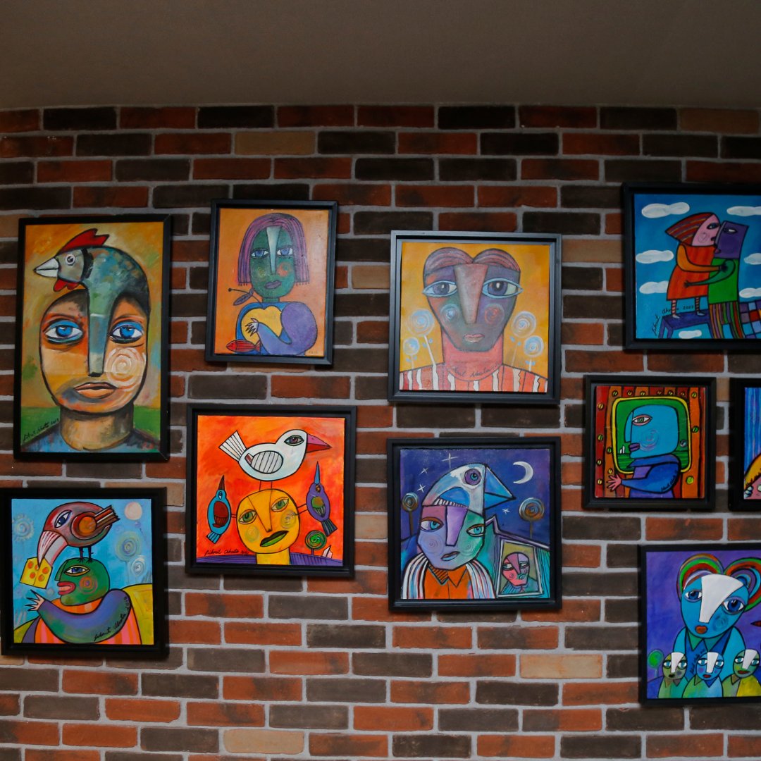 Avantgarde sanat koleksiyonundaki eserlerden ilham alın. ✨
Müziği ve resmi aynı tuvalde buluşturan Fikret Akata, yoğun iş hayatının yorgunluğundan oluşan renkler ve müziği teatral bir biçimde öne çıkarıyor.
#stayavantgarde