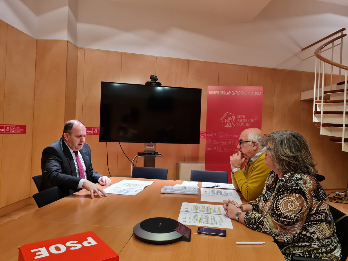 CSIFnacional's tweet photo. 🗣️ Nos hemos reunido con el @gpscongreso para trasladarle nuestras enmiendas al Real Decreto de medidas urgentes de Función Pública.

✅ El grupo parlamentario socialista se compromete a estudiar nuestras propuestas e insiste en cumplir en 2025 con la reivindicación de CSIF de eliminar la tasa de reposición 

 ➡️ Estas propuestas son necesarias para mejorar la evaluación del desempeño, la carrera profesional y reforzar plantillas.