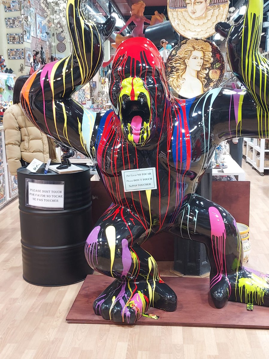 Bhain na scoláirí sult as turas coisíochta treoraithe timpeall na cathrach inné, agus bhí seans acu cuairt a thabhairt ar an mbaisleach cháiliúil La Sagrada Família. Míle buíochas le Máistir MacCabhail agus Teresa NicAindriú a d'imigh leo ar an turas. ¡Viva España! 🇪🇸