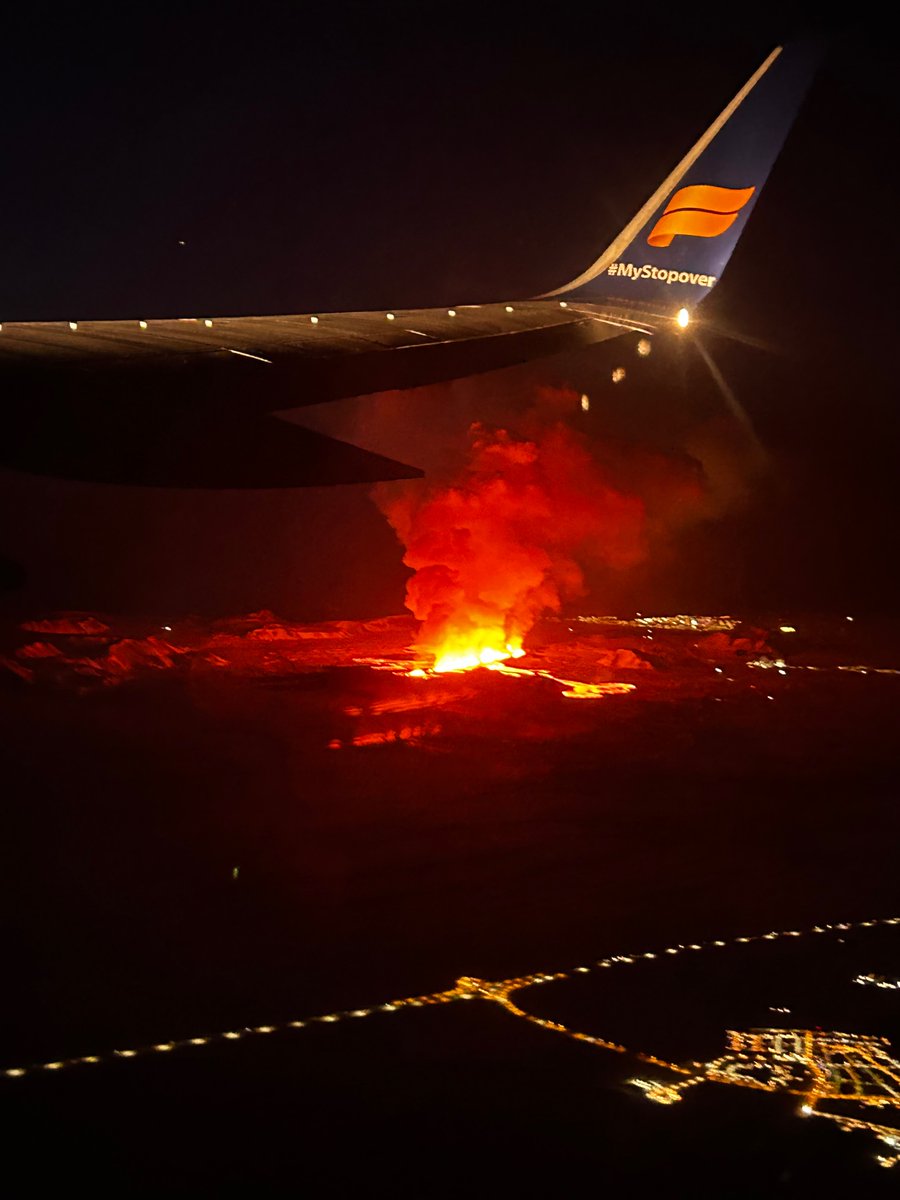 geography_smc's tweet photo. What a dream for our A-level students to see an eruption as we flew out of Iceland! Unbelievable scenes!  🌋🇮🇸 @SMCHull https://t.co/6xx6WSsRNe