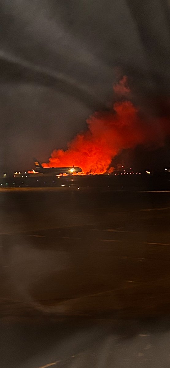 What a dream for our A-level students to see an eruption as we flew out of Iceland! Unbelievable scenes!  🌋🇮🇸 <a href="/SMCHull/">SMCHull</a>