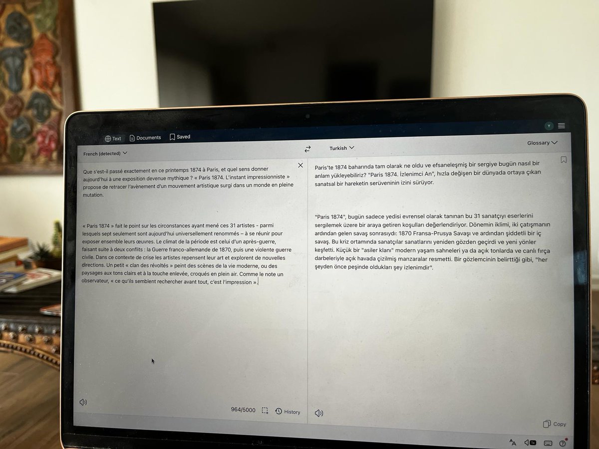 Birkaç aydır DeepL adlı yapay çeviri aracını kullanıyorum. 30'un üzerinde dilde karşılıklı çeviri yapabiliyor. Çeviri isabeti ve hızı çok şaşırtıcı derecede iyi. DeepL'e dee.pl/uylkh linkinden ulaşılabiliyor. Beyaz yakalılar, akademisyenler, hukukçular, doktorlar gibi