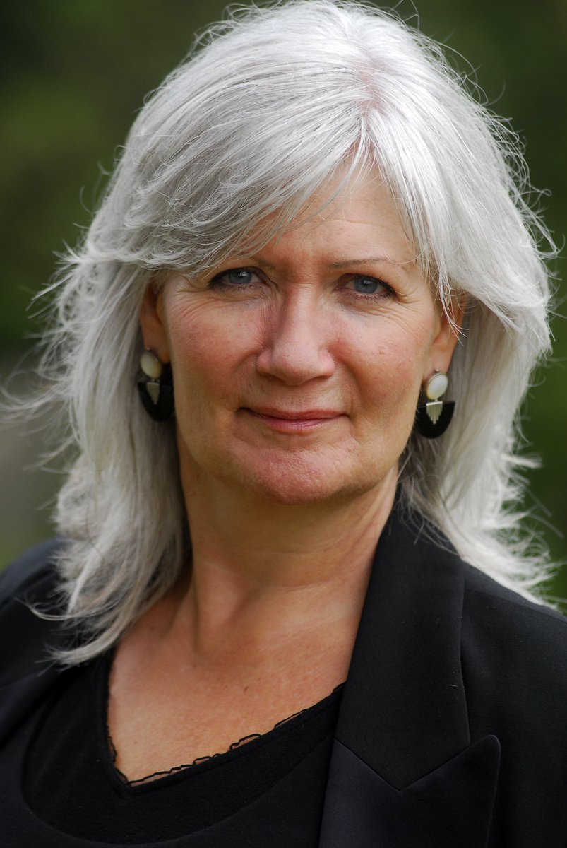 PrologueOpera's tweet image. Thrilled to have another South coaster on board as Musical Director - Lesley Anne Sammons. Having worked for many leading opera companies in the UK &amp;amp; Europe, she will play &amp;amp; conduct our innovative show #becomingtosca 
#opera #theatre #arts #eastsussex #puccini #tosca #music