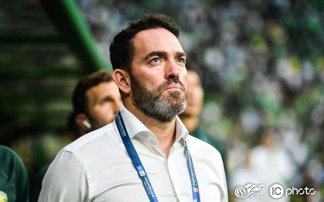 CoachRSoares's tweet photo. I'm very happy to announce my contract renewal with Beijing Guoan, extending until the end of 2025. It's an honor to continue with this great team, and I'm proud and motivated to tackle the challenges ahead. Together, we aim to reach new heights and celebrate further victories 💚 https://t.co/YXqDAnxRPV