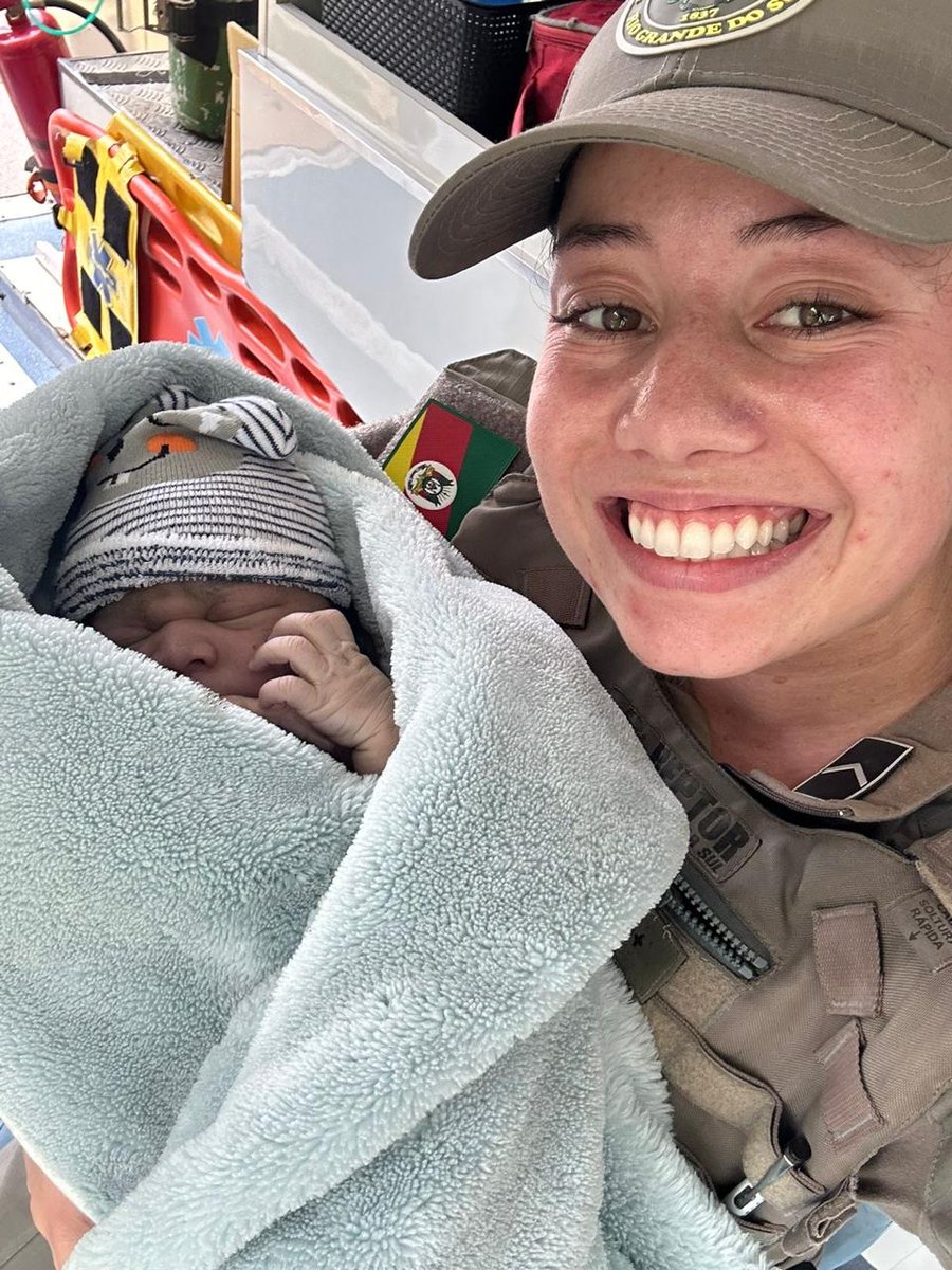 localmais's tweet photo. Policiais Militares auxiliam em parto de emergência e salvam vida de bebê - https://t.co/lHNQig8OET https://t.co/k3GbYrk29k