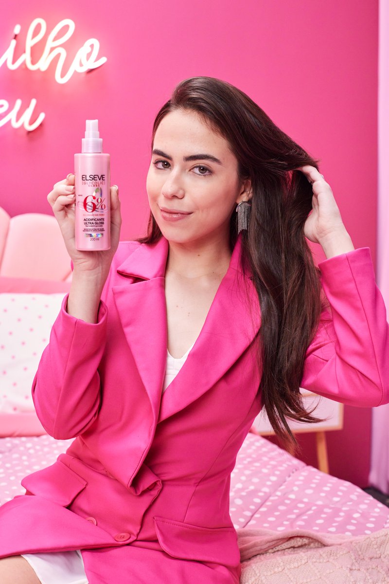 Quarta-feira? Você já sabe, nós usamos rosa! 💕 Assim como a nova linha Glycolic Gloss de Elseve, para garantir um brilho ultra gloss digno de abelha rainha! #lorealparis #elseve #lorealparishaircare #glycolicgloss