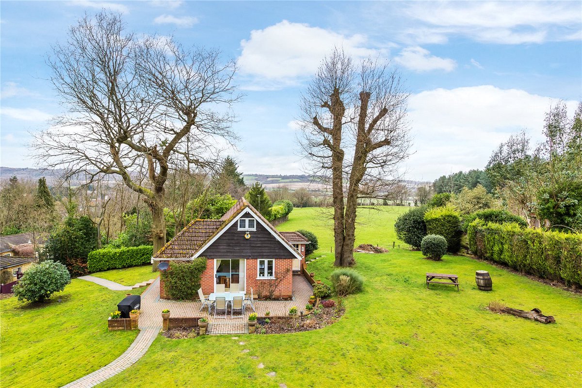 jsoxted's tweet photo. A rare opportunity to acquire a truly unique detached dwelling in a most sought after, tucked-away setting on the fringes of #Westerham, #Kent. It sits centrally within its plot which extends to about 0.42 of an acre.
https://t.co/G3jGIywZZx https://t.co/kNaAcOZM0S