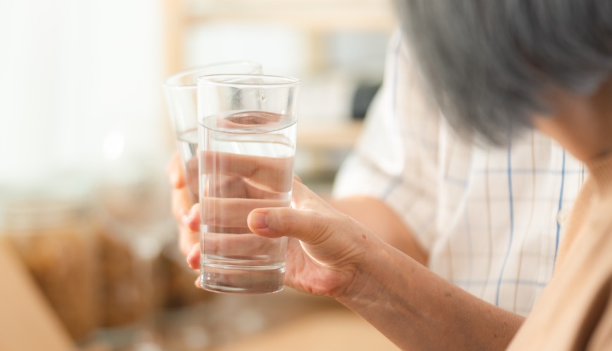 glacialridge's tweet photo. Remember to drink your H2O! Most people don’t notice fluids leaving their bodies during the dry winter (or winter-ish) months - but they do. So, how much water is "enough"? How do you know if you're #dehydrated? Nathan Tiedeman, DNP, explains. https://t.co/oOLSOjsNBU https://t.co/U2PcYwFDp3