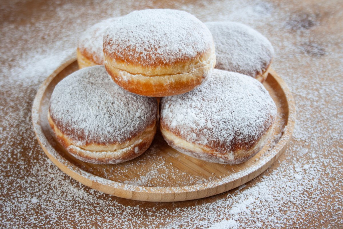 dks_pl's tweet photo. Drodzy smakosze!
#TłustyCzwartek to jedyny dzień, gdy kalorie biorą urlop, a my cieszymy się wspaniałością pączków.
Pączki z nadzieniem marmoladowym, bitą śmietaną, toffi, lukrem, budyniem czy adwokatem - wybór jest ogromny!  Jakie są Wasze ulubione pączki? https://t.co/Jyxw6LsqHN