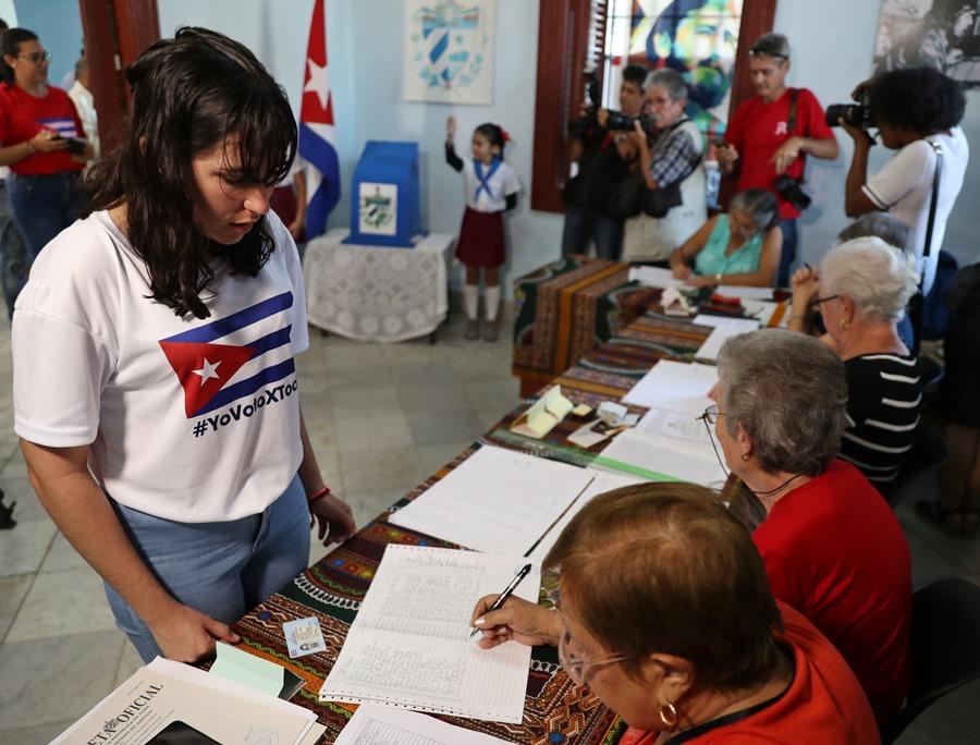 Constitución de #Cuba reconoce derecho de ciudadanos cubanos a participar en conformación, ejercicio, control del poder del Estado y conducción de asuntos públicos.

Para ello, se promueve y garantiza participación popular en procesos de toma de decisiones a todos los niveles.