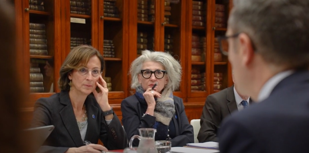 anai_martin's tweet photo. Las caras de la italiana Marta Cartabia y la suiza Regina Kiener, de la Comisión de Venecia, mientras Félix Bolaños les cuenta que la amnistía contribuye a la convivencia y respeta el derecho español, europeo e internacional https://t.co/w6YOnPvkfh
