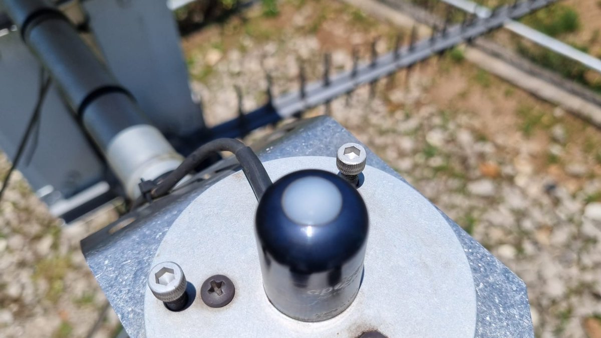 AfricanMt's tweet photo. Completing a much needed service at our Bvumba hydro met station yesterday replacing worn out bearings, wiring and sensors...all looking good now 🙌@seldomseencottages #africanmountainresearch @Campbellsci_Af https://t.co/GU2KFSvtuK