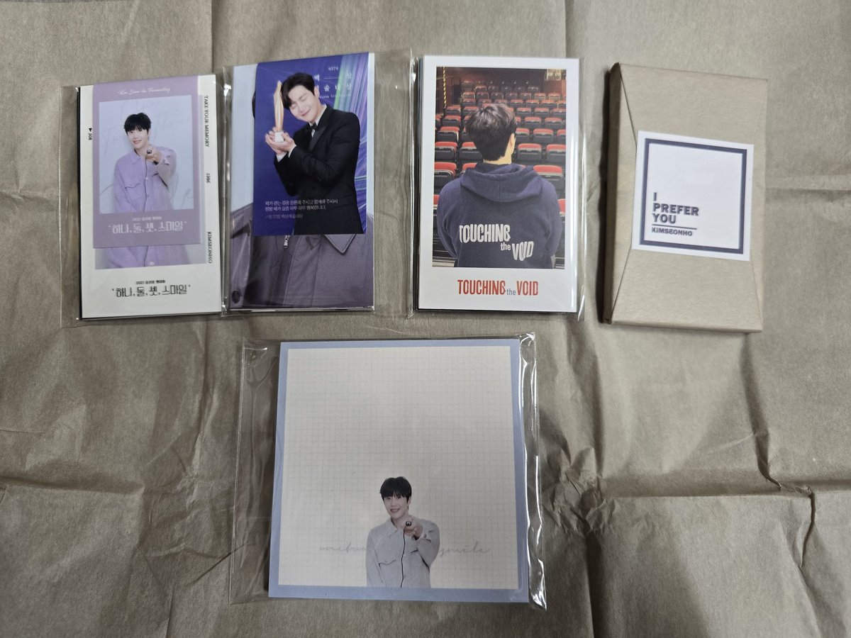 myworldseonho's tweet photo. @seonho_record 
레코드님께서 나눔해주신 굿즈가 잘 도착했어요. 어제 도착했는데 인사가 늦었어요. 죄송합니다.
너무 예쁘고 멋있고.. 뜯기 아까워서 고민하다가 결국 다 뜯어보고 다시 잘 담아놨네요. 정말 감사합니다. https://t.co/U14p5wNnby