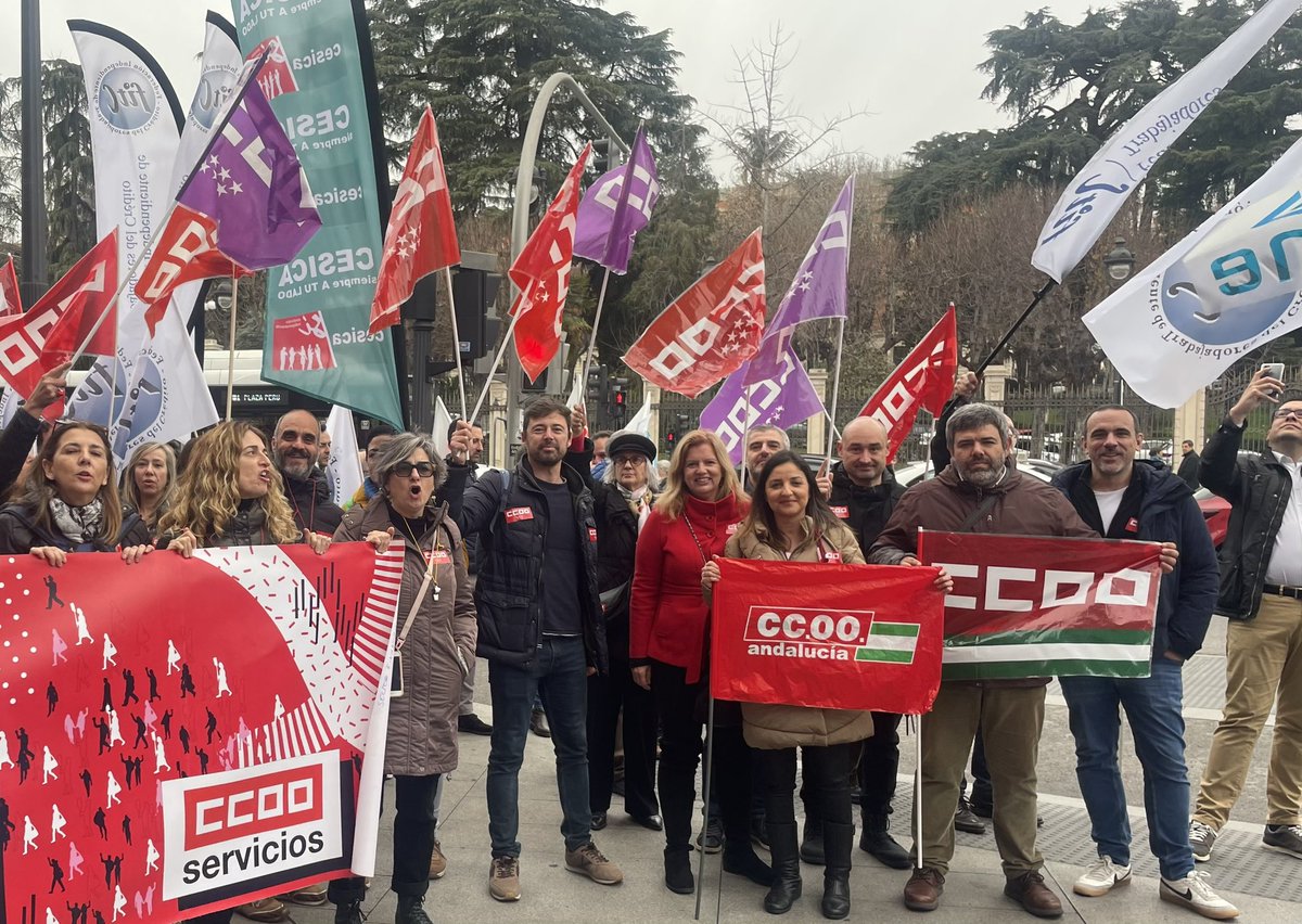 siemprelamar's tweet photo. Defendiendo el convenio que la extraordinaria plantilla de CaixaBank se merece #SectorFinancieroEnLucha@CCOO https://t.co/NtZgLUHHYM