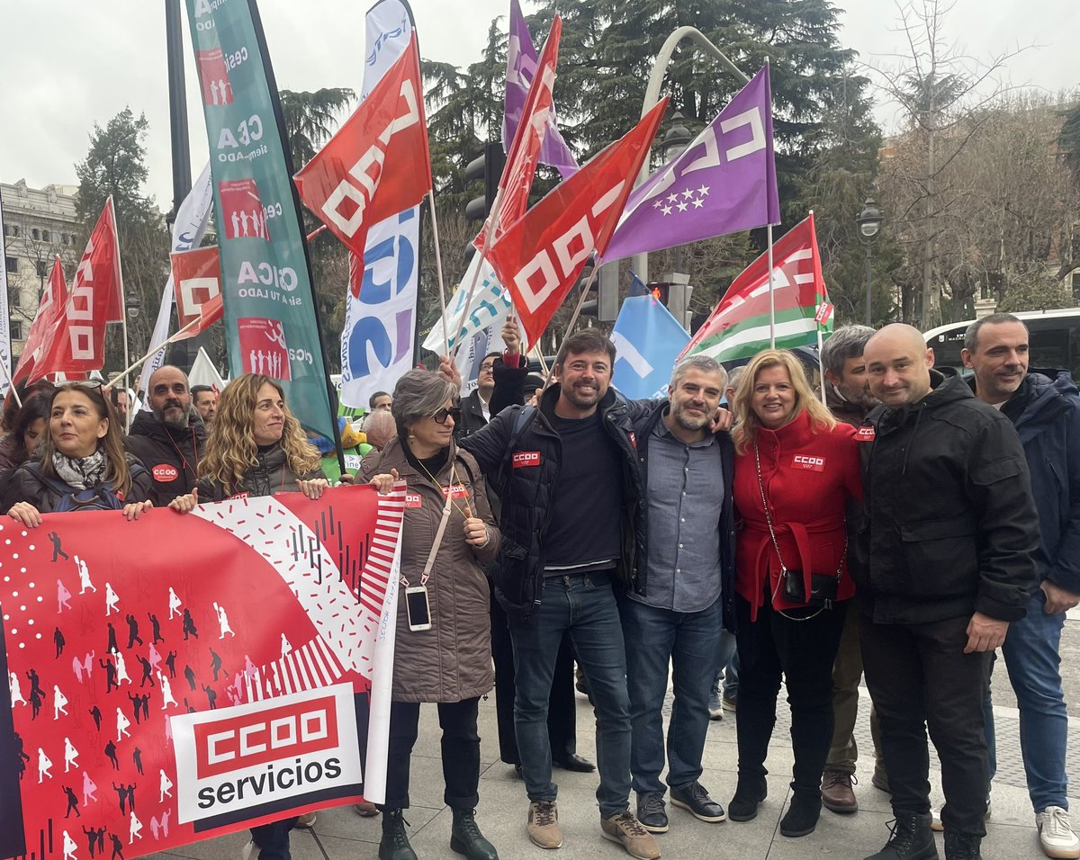 siemprelamar's tweet photo. Defendiendo el convenio que la extraordinaria plantilla de CaixaBank se merece #SectorFinancieroEnLucha@CCOO https://t.co/NtZgLUHHYM