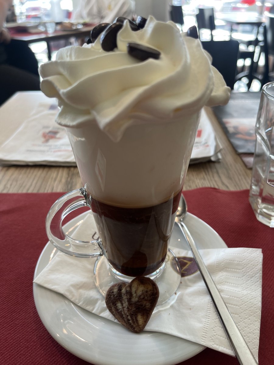 Swiss_Cathy's tweet photo. #Bonjour #Twitter 👋🏼😁

#caféviennois #viennoisdujour
#Zenhaüsern #Conthey

mais pas en terrasse @TintinFournier 😏 https://t.co/bRCLDHmhhm