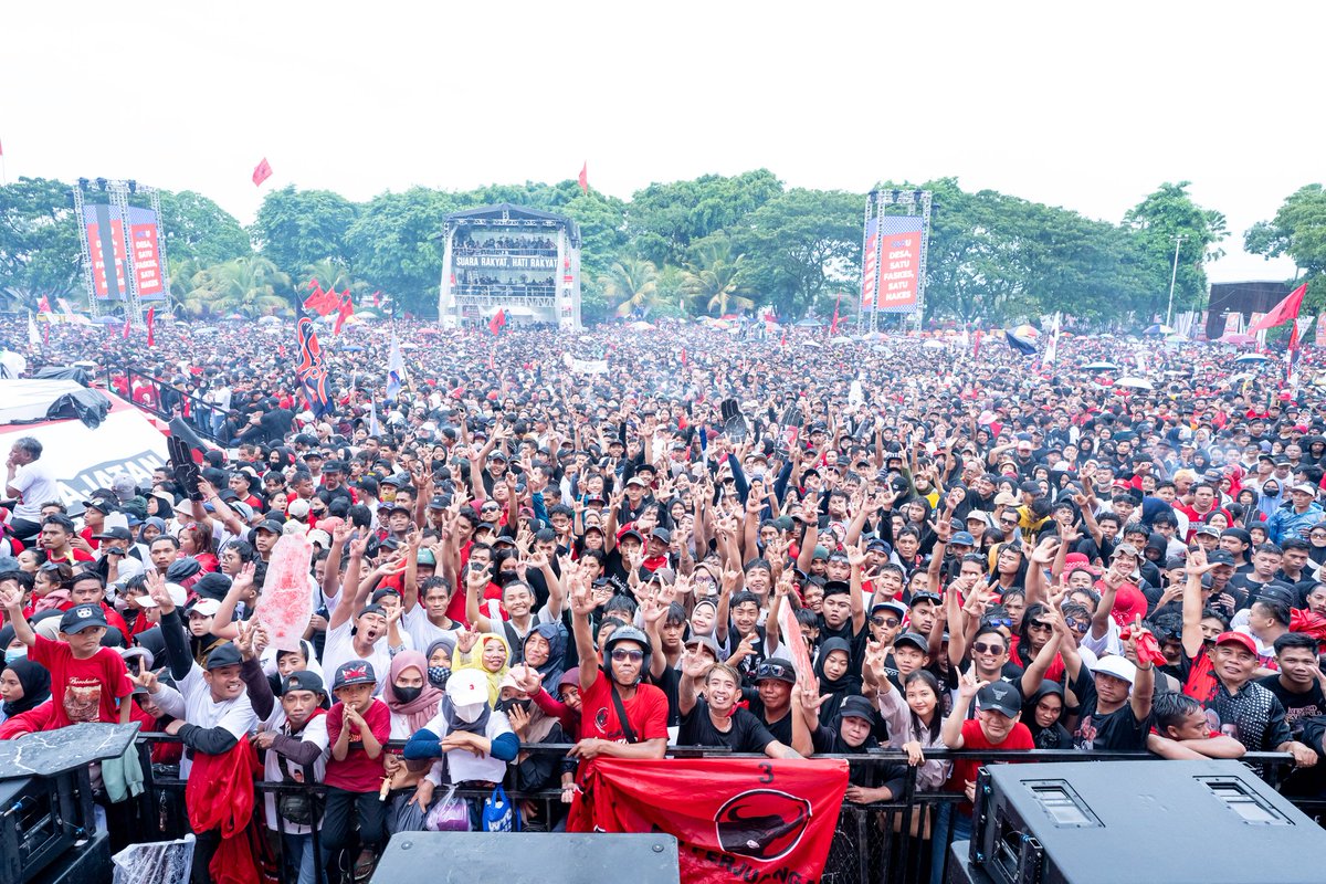 Hajatan nomor 3 selalu seruuuuu!!! 🤟🏼🤟🏼🤟🏼 Di RTH Maron, Banyuwangi, Jawa Timur, puluhan ribu warga ikut “Hajatan Rakyat” hari ini. Yang pasti, pesta demokrasi harus menjadi pesta rakyat. Yang harus dimenangkan ya rakyat, bukan kekuasaan… 😊 #M3nangkanRakyat #puanmaharani