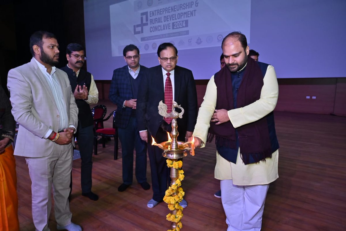 AKTU_Lucknow's tweet photo. Second day of Entrepreneurship and Rural Development Conclave-2024, at AKTU in Collaboration with ERDC and IIT, Ropar
In which the students were administered the oath of Entrepreneurship.
#Entrepreneurship #Rural_Development https://t.co/hMycp8EpKV