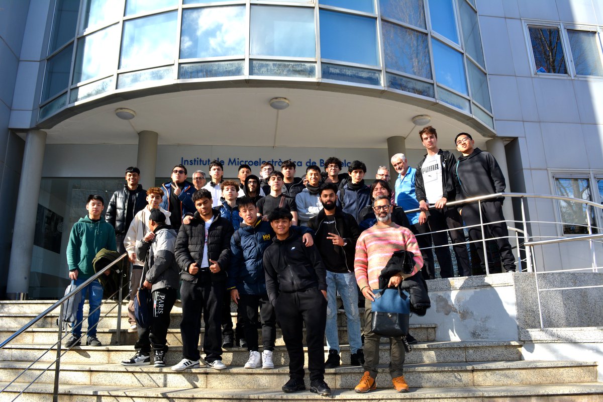 imb_cnm's tweet photo. #EducaCSIC 🤖 Alumnado de Ciclo Formativo del @ILB_CAT ha visitado las instalaciones del IMB-CNM
Han podido ver la Sala Blanca de Micro y Nanofabricación, layouts de diseño de #chips y los materiales con los que se fabrican (silicio, obleas...)! #OpenIMB 🖥 https://t.co/gwWdITZa1D